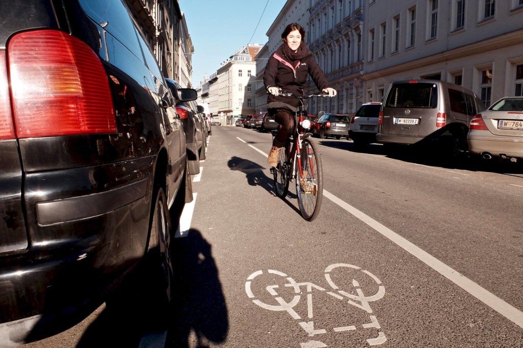 Eine Radfahrerin fährt auf einem Radstreifen gegen die Einbahn