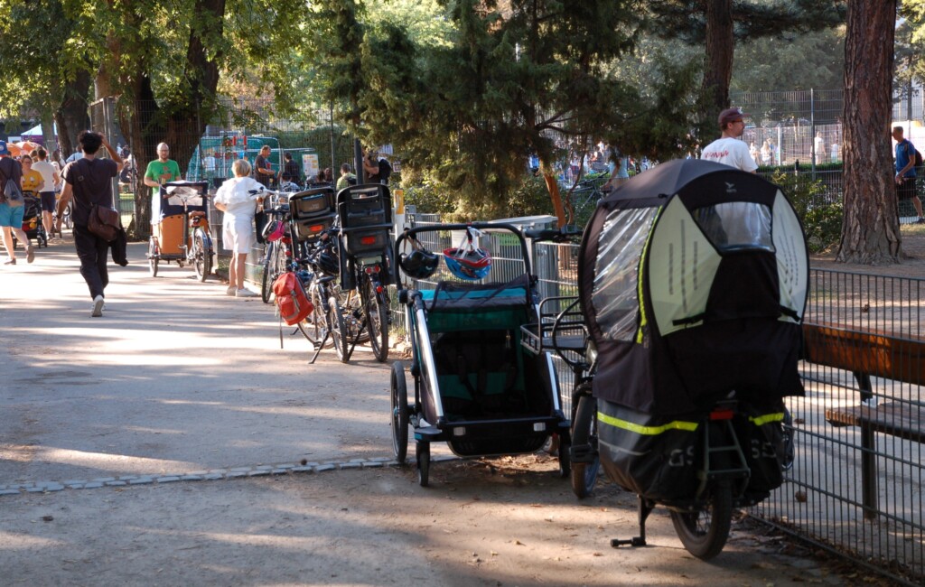 Moderne Familienmobilität beim Parkbesuch